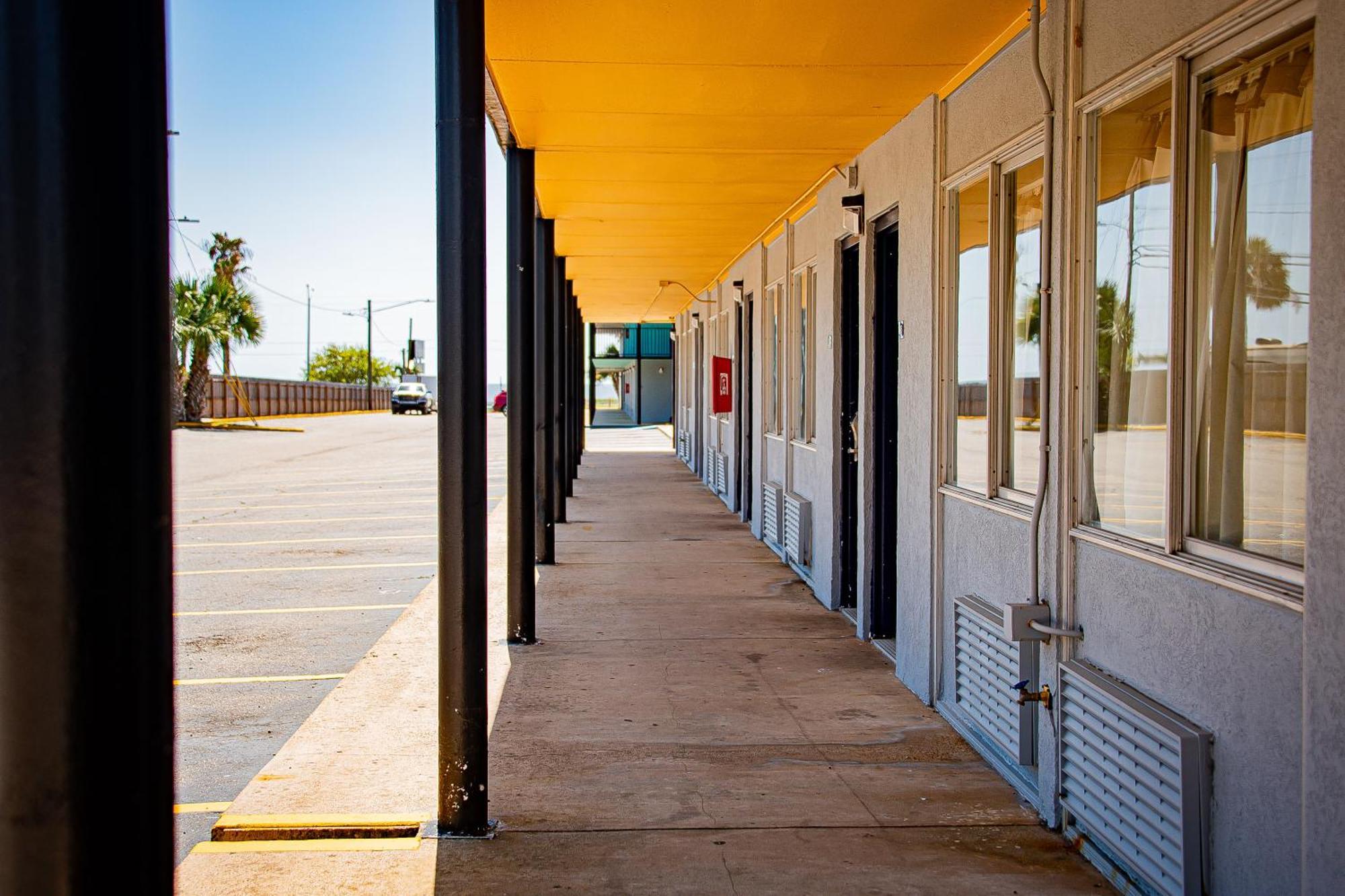 Biloxi Beach Hotel Exterior foto